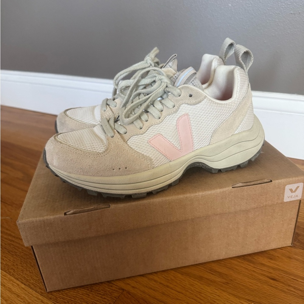 Veja Venturi barely worn women’s size 9 sneakers